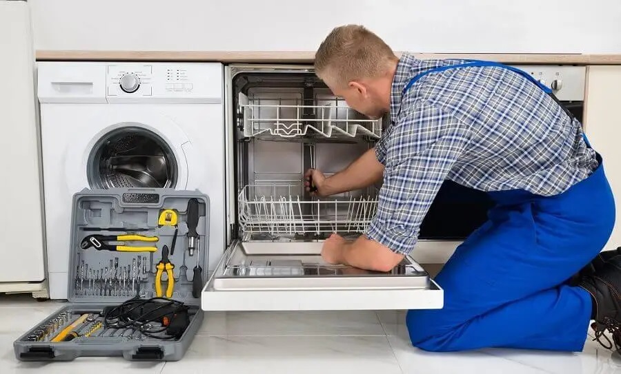 Çayırova Hotpoint servisi teknisyen ekibi beyaz eşya tamiri yaparken